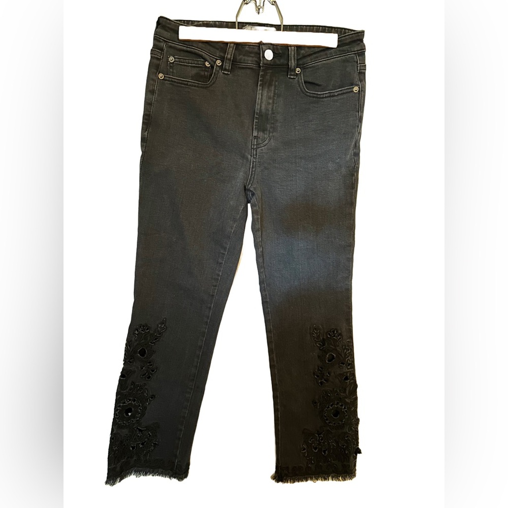 FREE PEOPLE, BLACK CROP JEANS WITH FLOWER PATTERN, Size 28
